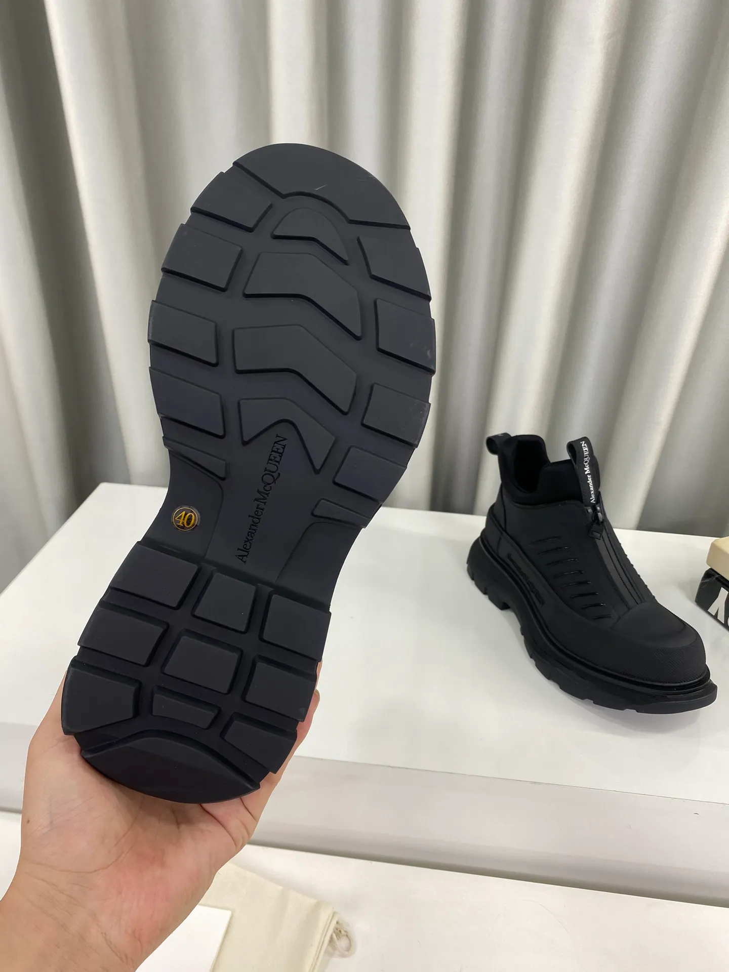 👟👟Ex-factory price 660👟👟Men's size +10 🔺Mc Queen 🔺Alexander McQueen's latest model, thick-soled front zipper dad shoes🌈 The designer has a bold idea and combines the trend of the times with the perfect design. It is super comfortable and versatile, with a new dad-style design and a multi-craft spliced ​​outsole. It is perfect. Many celebrities and Internet celebrities endorse it. 🔥Material: Original custom-made first-layer cowhide for the upper. Inside: Cali sheepskin feet. Outsole: Original TPU multi-layer combination outsole, •┈┈┈┈┈┈★┈┈┈┈┈┈┈• Size: Women’s 35～39 (34, 40, customization is non-returnable) Men’s 39～44 (38, 45, customization is not returnable) Full set of counter original packaging